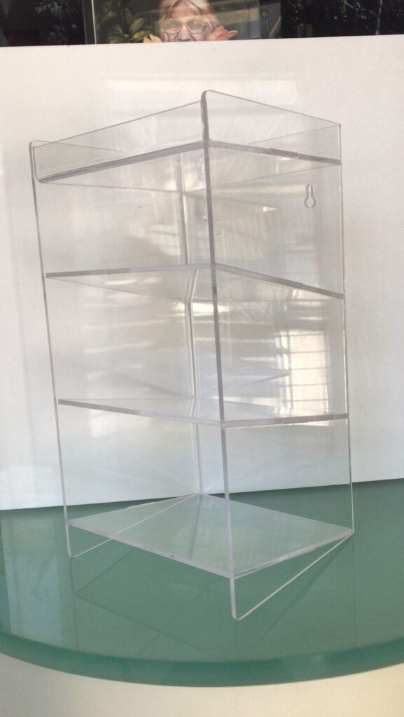 Virine vertical com prateleiras