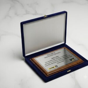 Modelo HM 03  - Placa em Aço Escovado colocada em Base de Madeira e embalagem estojo de Veludo