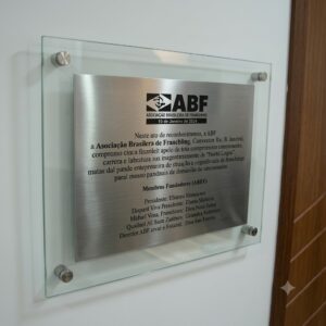 Modelo HM 08   - Placa em Aço escovado colocada em base de Acrilico para fixação em parede