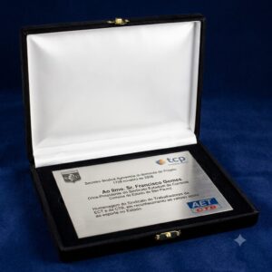 PLACA DE HOMENAGEM Modelo HM 02  - Placa em Aço Escovado colocada em Estojo de Veludo