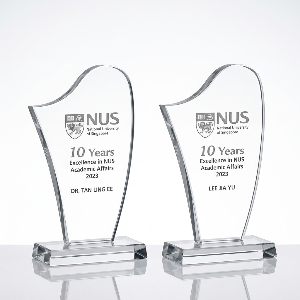 Troféu em Acrilico Modelo Corte Especial com lapidação nas Bordas e Base em Material Cristal – TF02